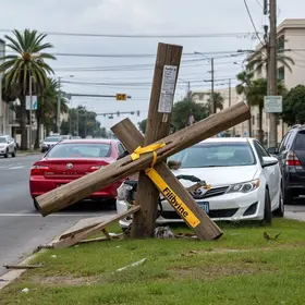 poste cai sobre carros no Centro de São Luís