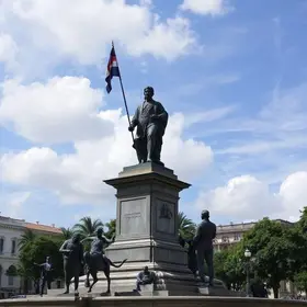 irregularidades em estátua na Avenida Daniel de La Touche