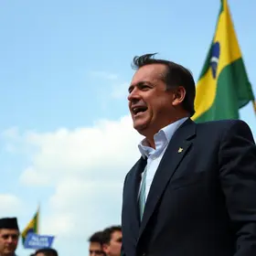 Flávio Bolsonaro desembarca hoje em São Luís
